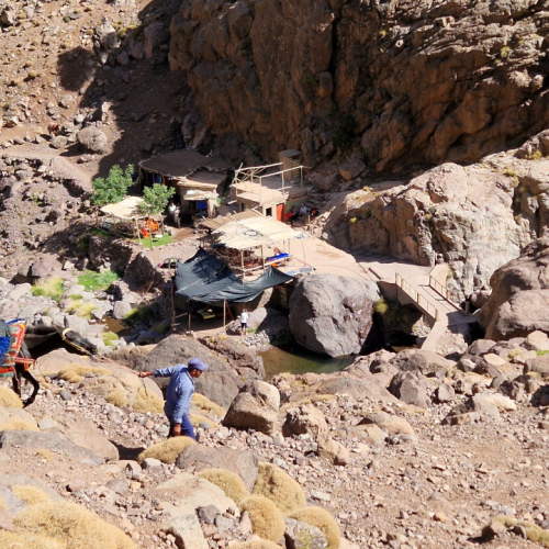 Un arrêt pour une boisson dans ce petit bar en bas. Maroc, Le Djebel Toubkal.
