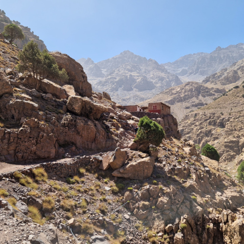 Un regard en arrière, la beauté du Haut Atlas. Maroc, Le Djebel Toubkal.