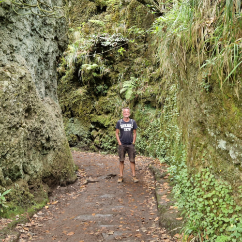 Randonnée à Balcoes.
Taille dans la colline pour le passage du Levada. Madère, Balcoes.