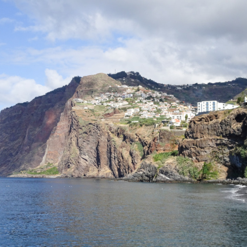 Vue de Camara, la falaise où se trouve le belvédère de Cabo Girão. Madère, Calheta.