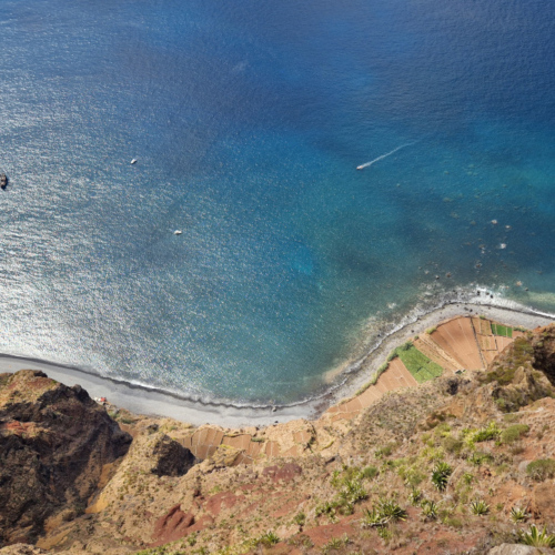 Vue plongeante du belvédère, impressionnant. Madère, Calheta.