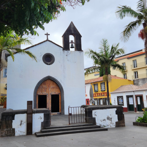 La rue Santa Maria , la chapelle Corpo Santo. Madère, Funchal.