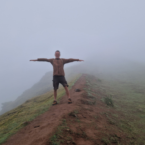 Sur la crête dans le vent et la brume. Madère, Fanal.