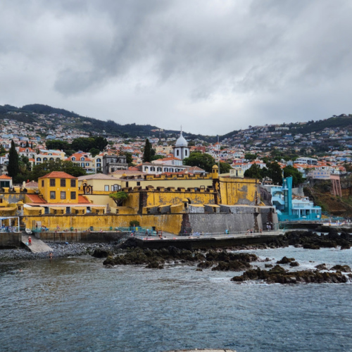 La forteresse de São Tiago vue de la jetée. Madère, Funchal.