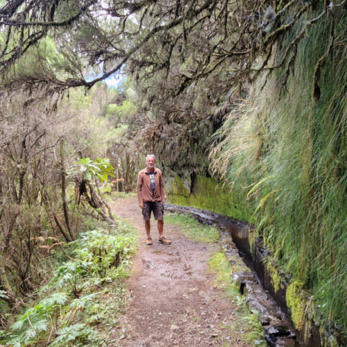 Sentier sous le Mirador Bica da Cana. Madère, Mirador Bica da Cana.