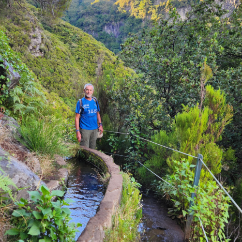 Le sentier devient étroit et à flanc de falaise. Madère - Rabaçal - 25 Fontes.