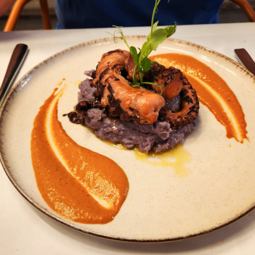Bon resto à Funchal.
Poulpe, écrasé de pdt violette. Madére, Funchal. Poulpe, écrasé de pdt violette.