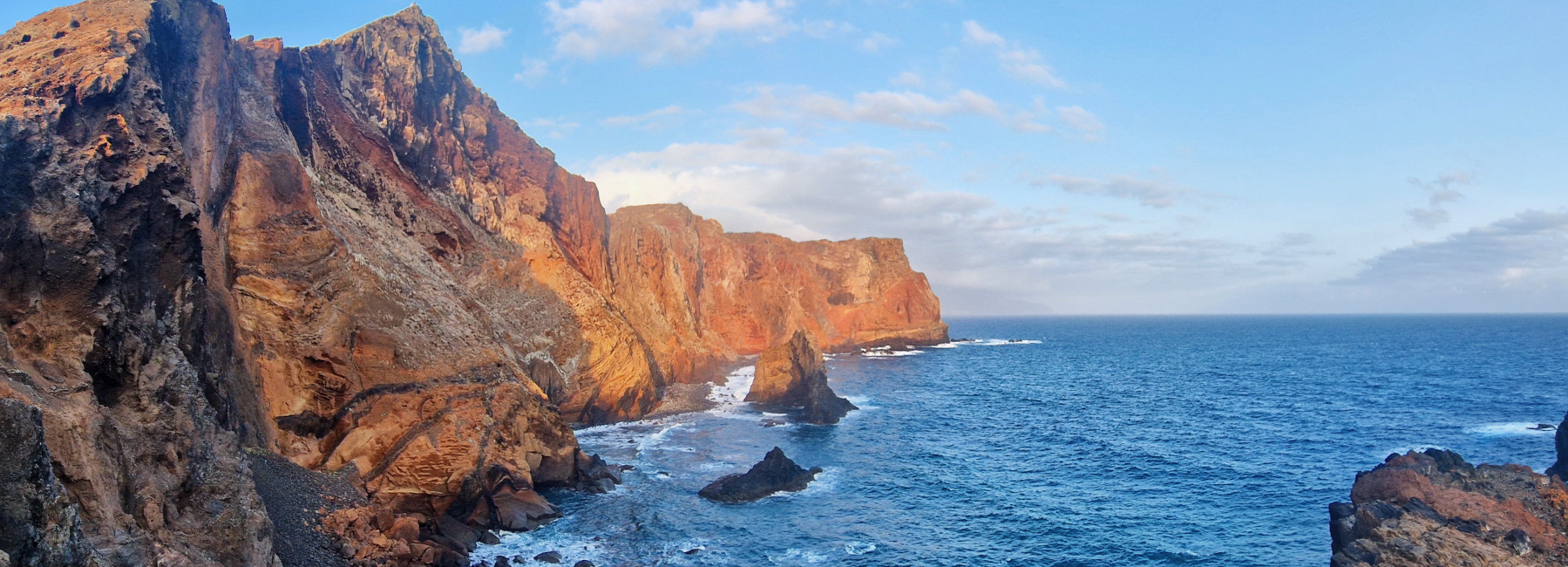Les falaises colorées contrastent avec l'océan. Madère, são lourenço.