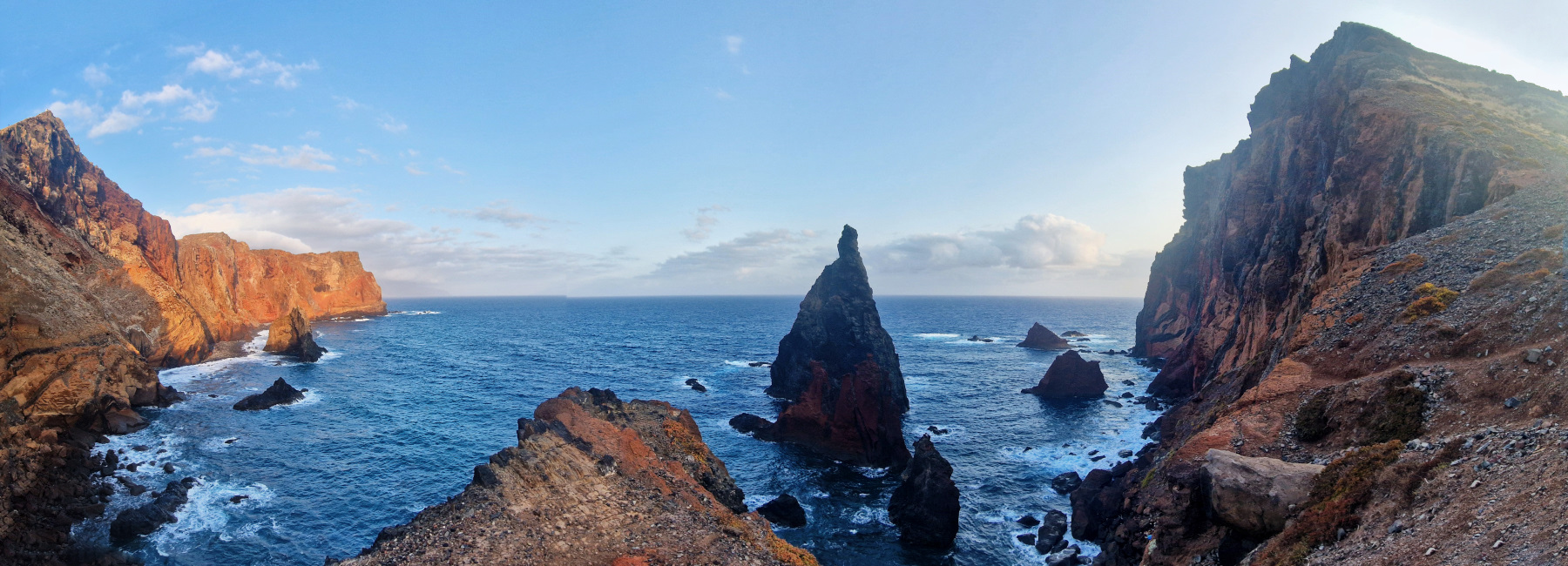 Les falaises colorées contrastent avec l'océan. Madère, são lourenço.