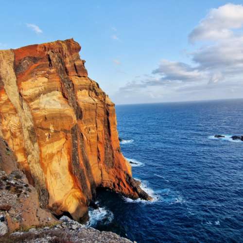 De nombreux dykes traversent les couches de cendres volcaniques. Madère, são lourenço.