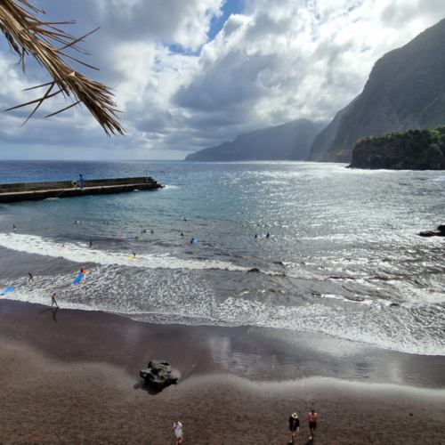 Une des rares plages de Madère, du sable noir, volcanique. Madère, Seixal.