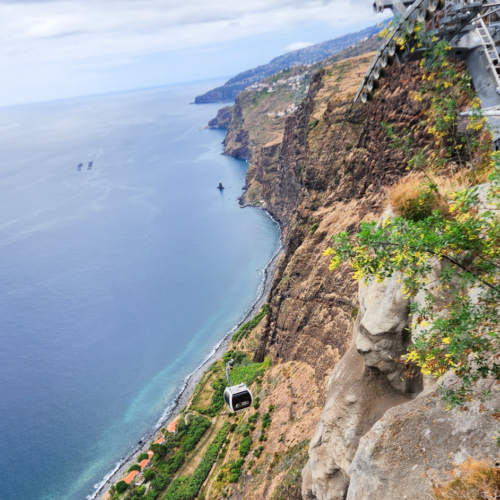 Les deux stations du téléphérique Fajã dos Padres. Madère, Calheta.