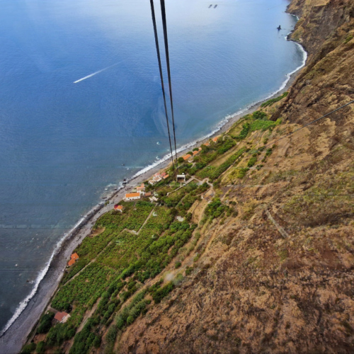 Dans le téléphérique Fajã dos Padres, la station basse. Madère, Calheta.