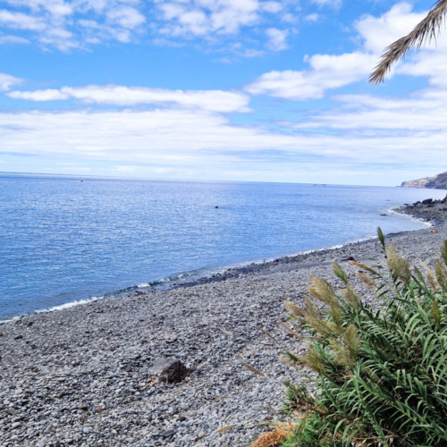 La plage de gros galets ... déserte ! Madère, Calheta.
