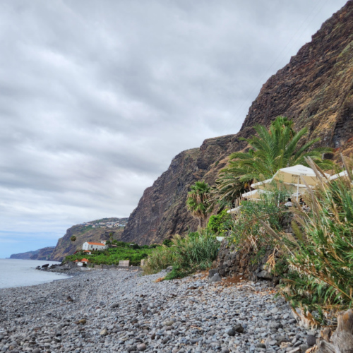 Le resto proche de la plage. Madère, Calheta.