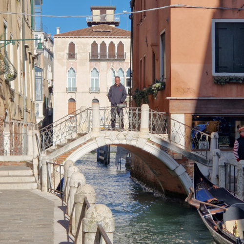 Le gondolier attend un client Gondolier