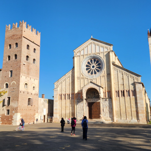 La Basilique San Zeno, le portail et campanile. Vérone, La Basilique San Zeno.