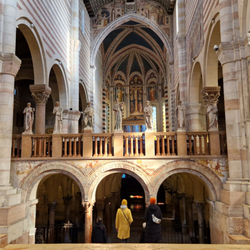 La Basilique San Zeno. L'entrée de l'église inférieure. Vérone, La Basilique San Zeno.