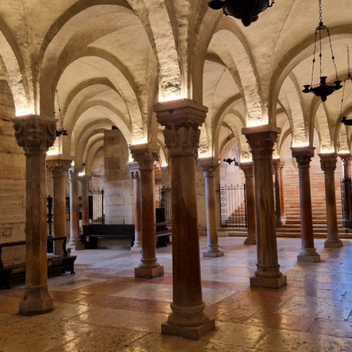 La Basilique San Zeno. L'église inférieure. Vérone, La Basilique San Zeno.