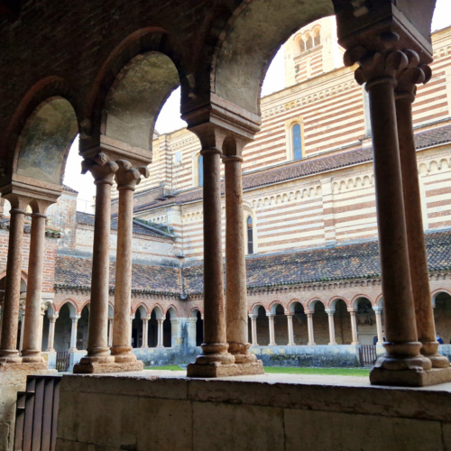 La Basilique San Zeno, le cloître. Vérone, La Basilique San Zeno.