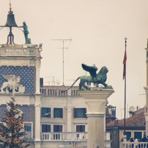 L'horloge et lion de Venise place Saint Marc. L'horloge et lion de Venise