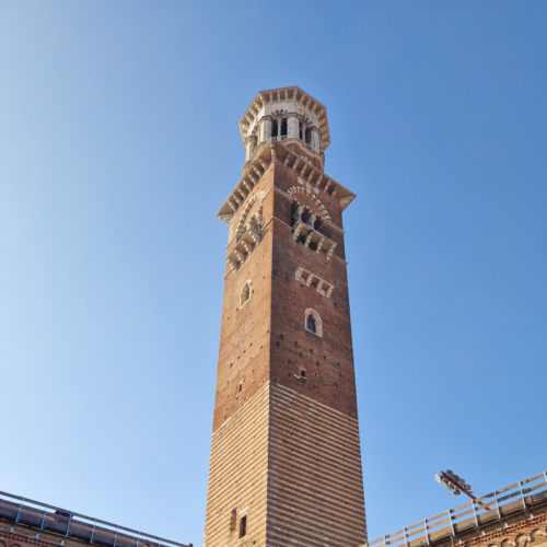 La tour des Lamberti sur la Piazza delle Erbe. Vérone, la tour des Lamberti.