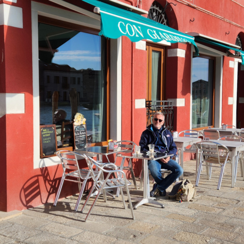 Murano, un caffe late au bord du Grand Canal. Murano, un caffe late