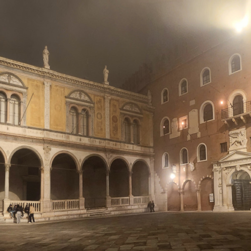 Vérone, Piazza dei Signori. Vérone, Piazza dei Signori.