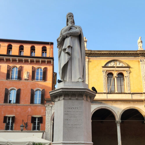 Vérone, Piazza dei Signori. Statue de Dante. Vérone, Piazza dei Signori. Statue de Dante.