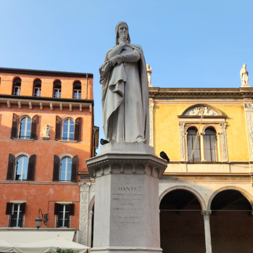 Vérone, Piazza dei Signori. Statue de Dante. Vérone, Piazza dei Signori. Statue de Dante.