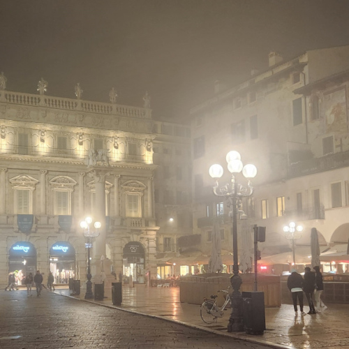Vérone, Piazza delle Erbe. Vérone, Piazza delle Erbe.