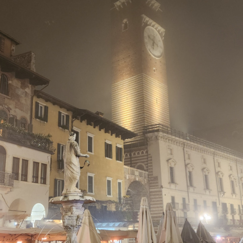 Vérone, Piazza delle Erbe. Vérone, Piazza delle Erbe.
