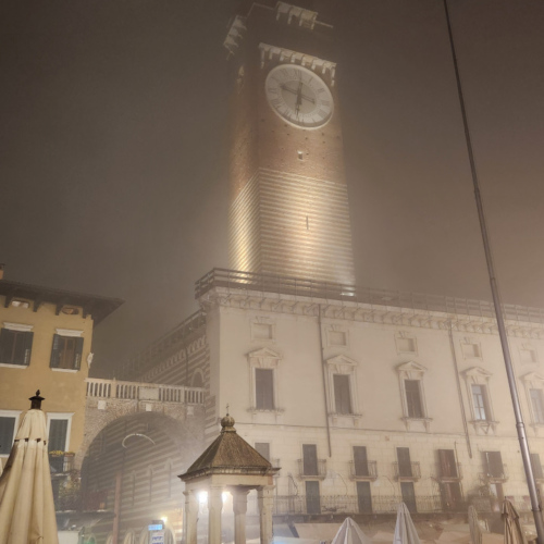 Vérone, Piazza delle Erbe. Vérone, Piazza delle Erbe.