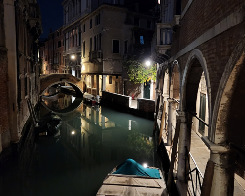 Venise les canaux de nuit. Venise les canaux de nuit.