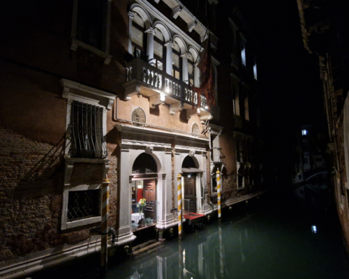 Venise les canaux de nuit. Venise les canaux de nuit.