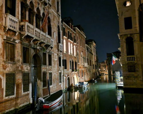 Venise les canaux de nuit. Venise les canaux de nuit.