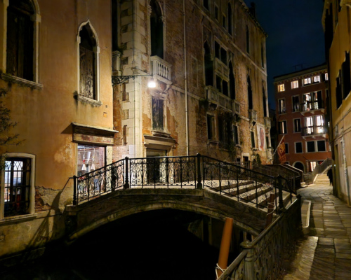 Venise les canaux de nuit. Venise les canaux de nuit.
