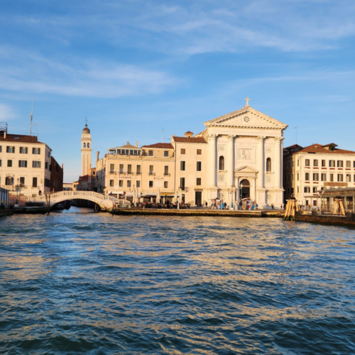 Venise, Remontée du Grand Canal.
Église de la Pietà. Venise, Remontée du Grand Canal.