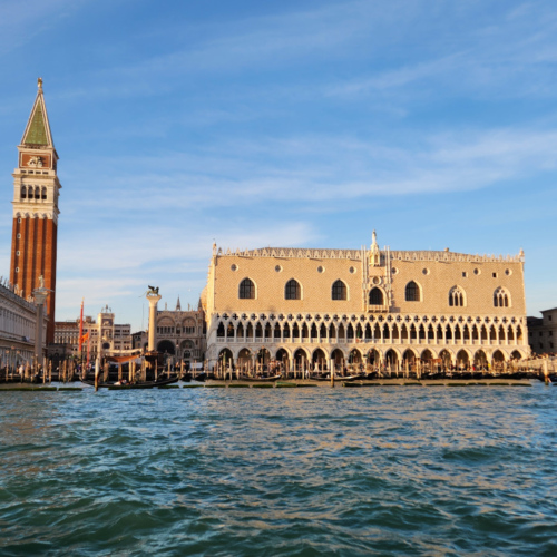 Venise, Remontée du Grand Canal.
Campanile de Saint-Marc, Palais des Doges. Venise, Remontée du Grand Canal.