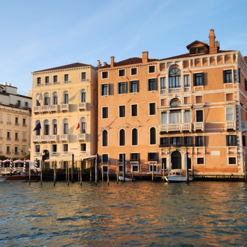 Venise, Remontée du Grand Canal.
Palais Tiepolo Badoer et Palais Barozzi. Venise, Remontée du Grand Canal.