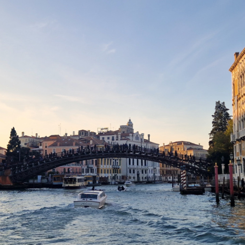 Venise, Remontée du Grand Canal.
Pont de l'Académie. Venise, Remontée du Grand Canal.