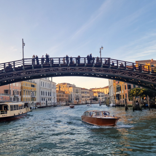 Venise, Remontée du Grand Canal.
Pont de l'Académie. Venise, Remontée du Grand Canal.