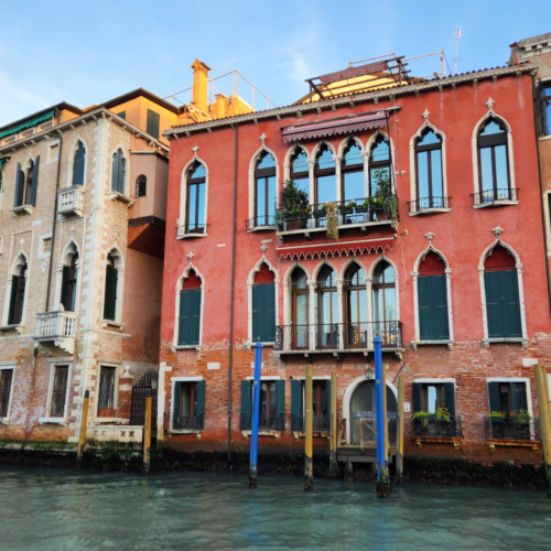 Venise, Remontée du Grand Canal.
Palazzo Erizzo Nani Mocenigo et Palazzo Lezze. Venise, Remontée du Grand Canal.