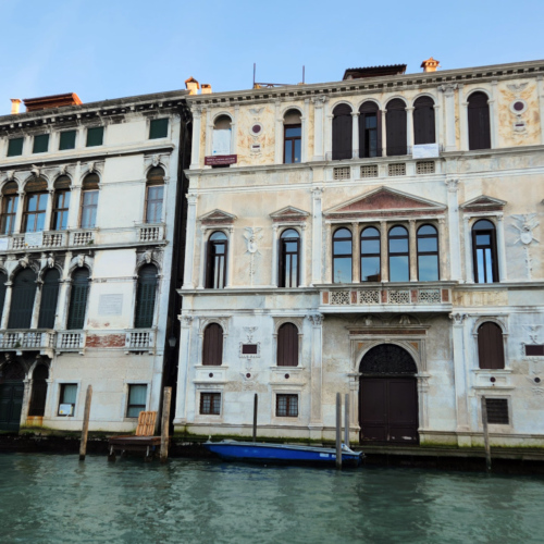 Venise, Remontée du Grand Canal.
Le Palazzo Mocenigo et Palazzo Contarini delle Figure. Venise, Remontée du Grand Canal.
