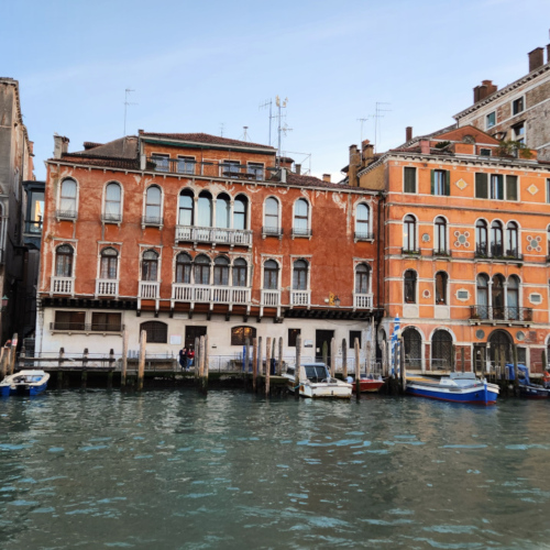 Venise, Remontée du Grand Canal.
Palazzo Grimani di San Luca et Palazzo Corner Valmarana. Venise, Remontée du Grand Canal.