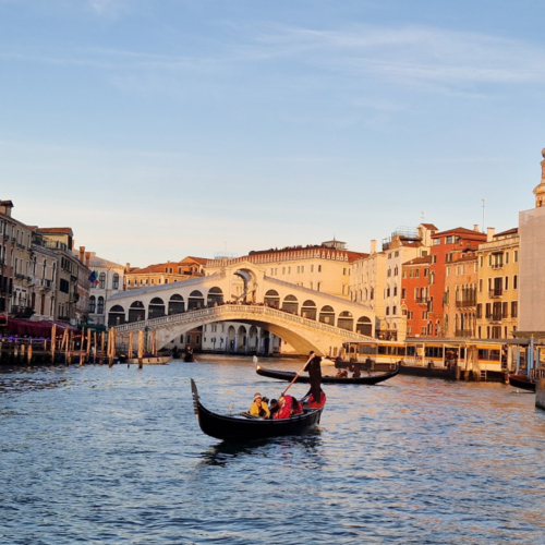 Venise, Remontée du Grand Canal.
Pont du Rialto. Venise, Remontée du Grand Canal.