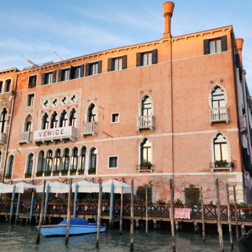 Venise, Remontée du Grand Canal.
Ca' Sagredo Hotel. Venise, Remontée du Grand Canal.