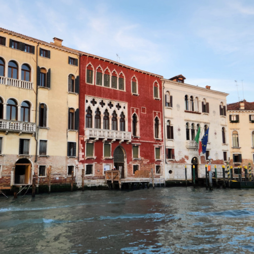 Venise, Remontée du Grand Canal.
Palais Erizzo alla Maddalena. Venise, Remontée du Grand Canal.