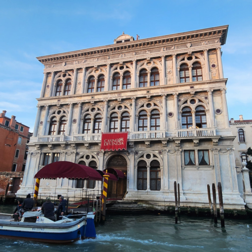 Venise, Remontée du Grand Canal.
Ca' Vendramin Calergi. Venise, Remontée du Grand Canal.