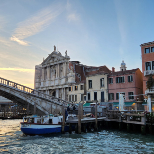 Venise, Remontée du Grand Canal.
Pont des Scalzi et église Santa Maria di Nazareth. Venise, Remontée du Grand Canal.